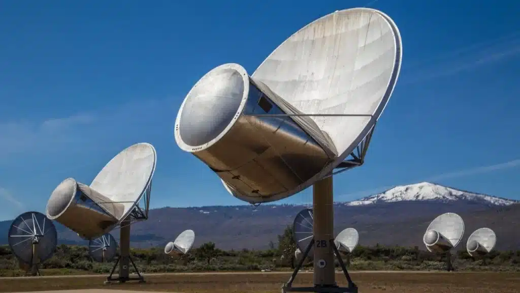 Allen Telescope Array con varios radiotelescopios apuntando al cielo, utilizado en investigaciones de radioastronomía y búsqueda de señales extraterrestres.