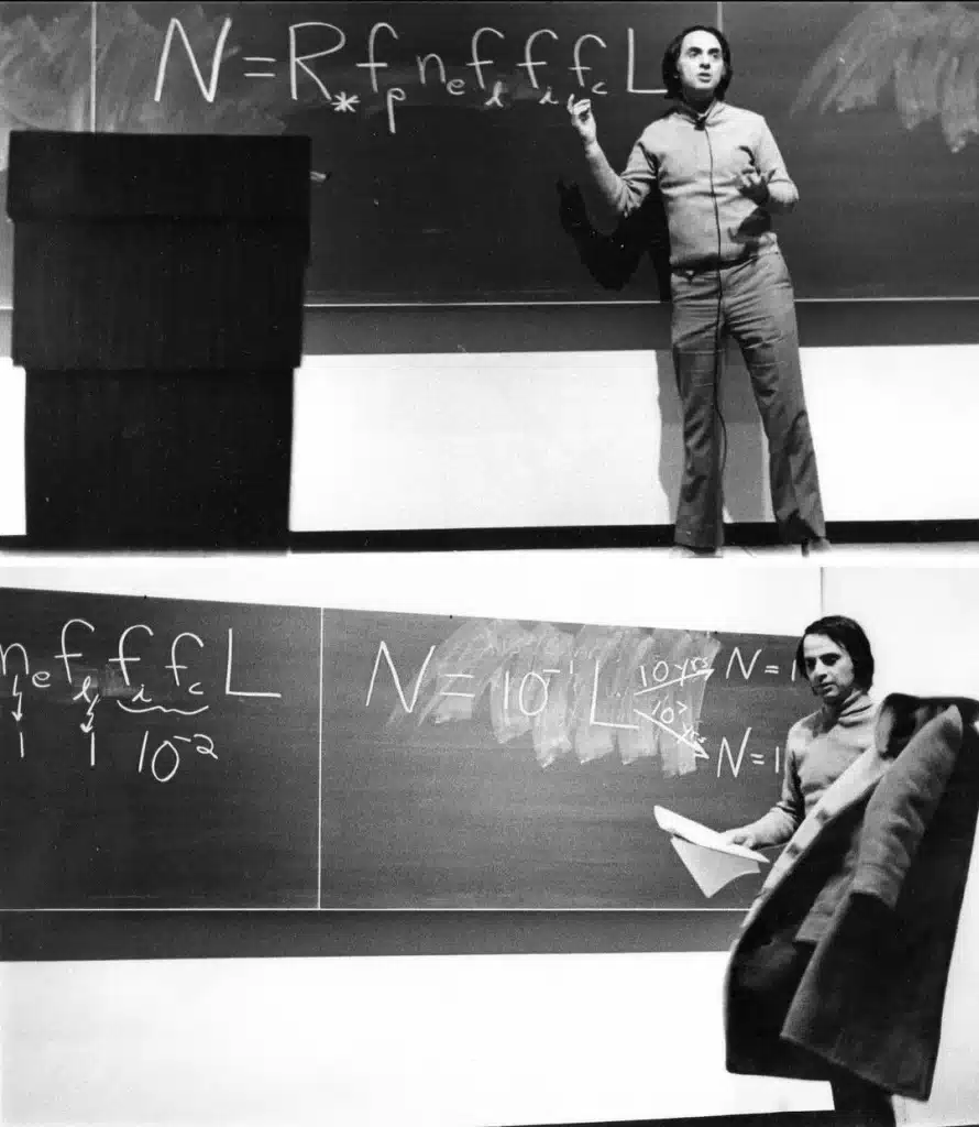 Carl Sagan explicando la ecuación de Drake en una pizarra durante una clase sobre vida inteligente en el universo.
