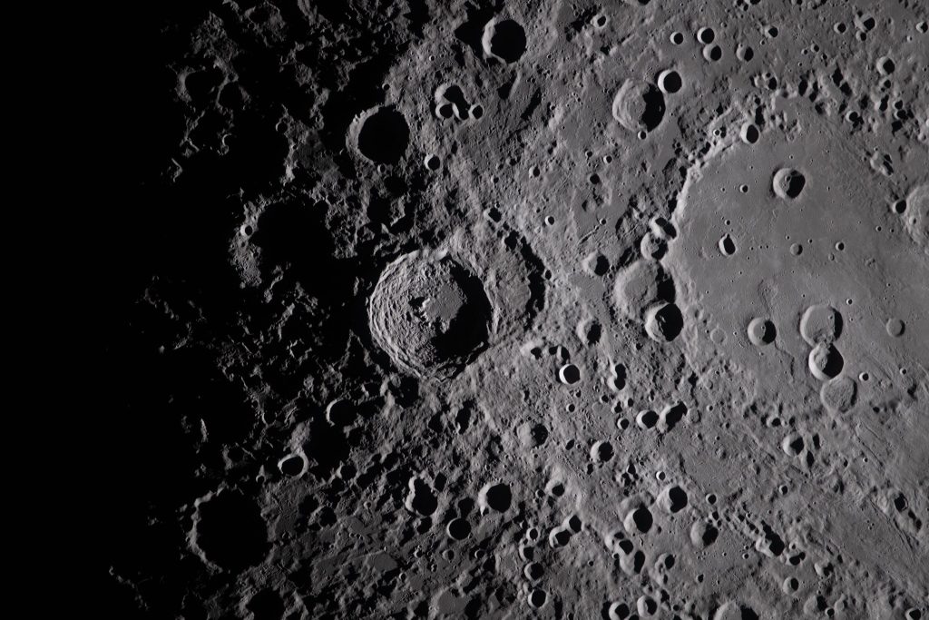 Cráteres lunares en detalle extremo
