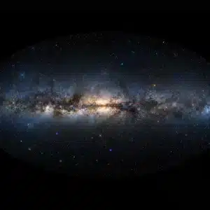Mapa cósmico panorámico de la Vía Láctea con miles de puntos luminosos en azul eléctrico y naranja ámbar sobre fondo negro del espacio profundo.