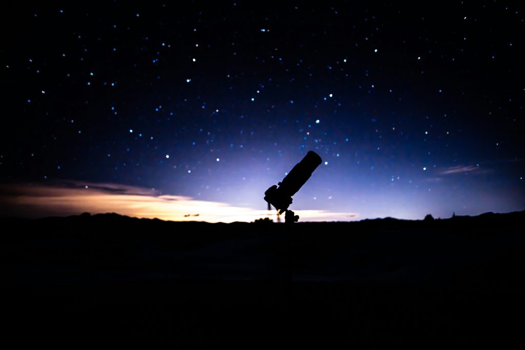 Los mejores telescopios para principiantes: persona observando el cielo estrellado