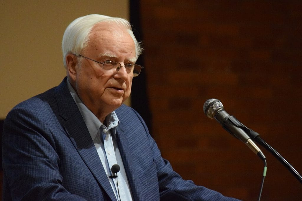 El astrónomo Frank Drake hablando en un atril durante una conferencia en la Universidad Cornell en 2017