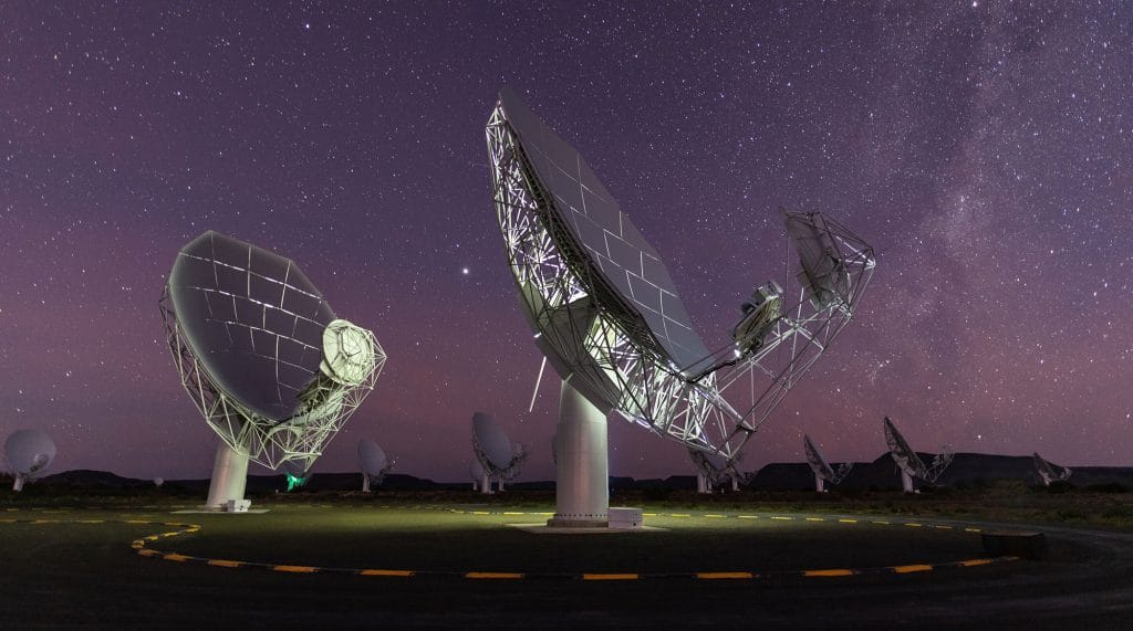 Antenas del radiotelescopio MeerKAT en Sudáfrica bajo un cielo estrellado