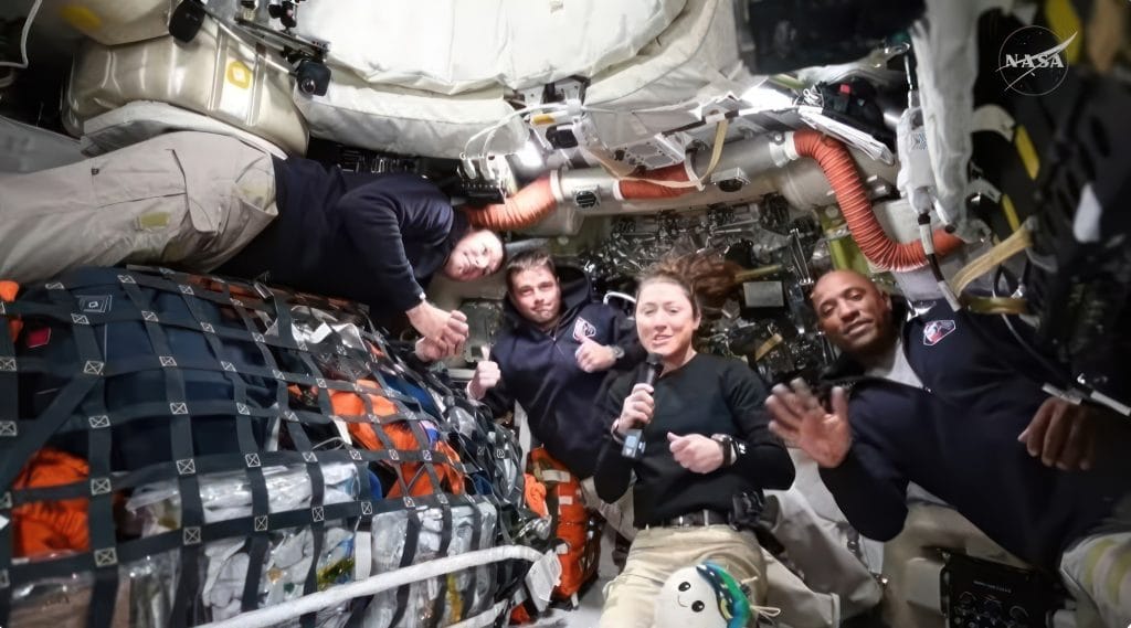 Astronautas dentro de la cápsula Orión durante el vuelo lunar